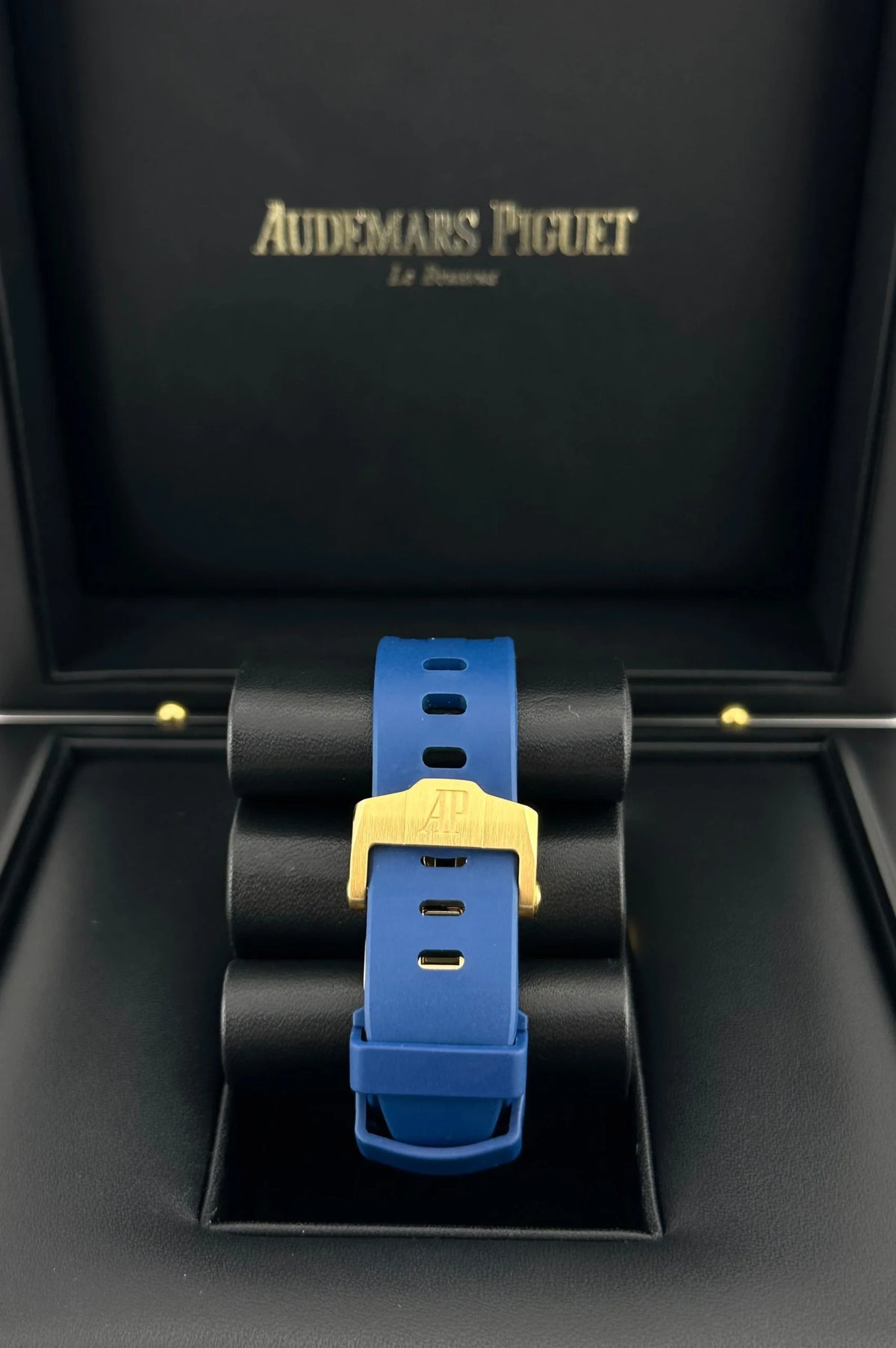 Royal Oak Offshore Yellow Gold Sapphire Dial (2023) image 5