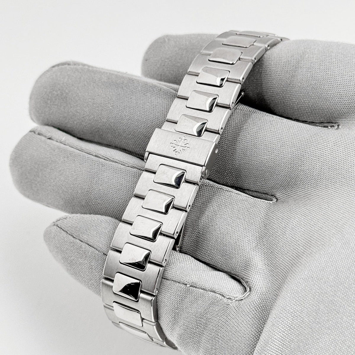Nautilus White Gold White Dial Diamond Set (2004) image 2